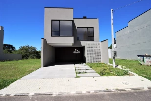 Sobrado  Com 03 Suítes  No Costeira