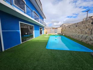 Sobrado com Piscina no Bairro Ouro Fino