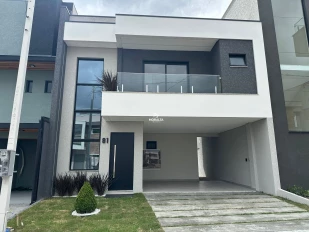 Sobrado em Condomínio Fechado com 03 Quartos, sendo 01 Suíte no Costeira