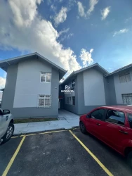 APARTAMENTO TÉRREO REFORMADO À VENDA – CIC | CONFORTO E PRATICIDADE EM ÓTIMA LOCALIZAÇÃO