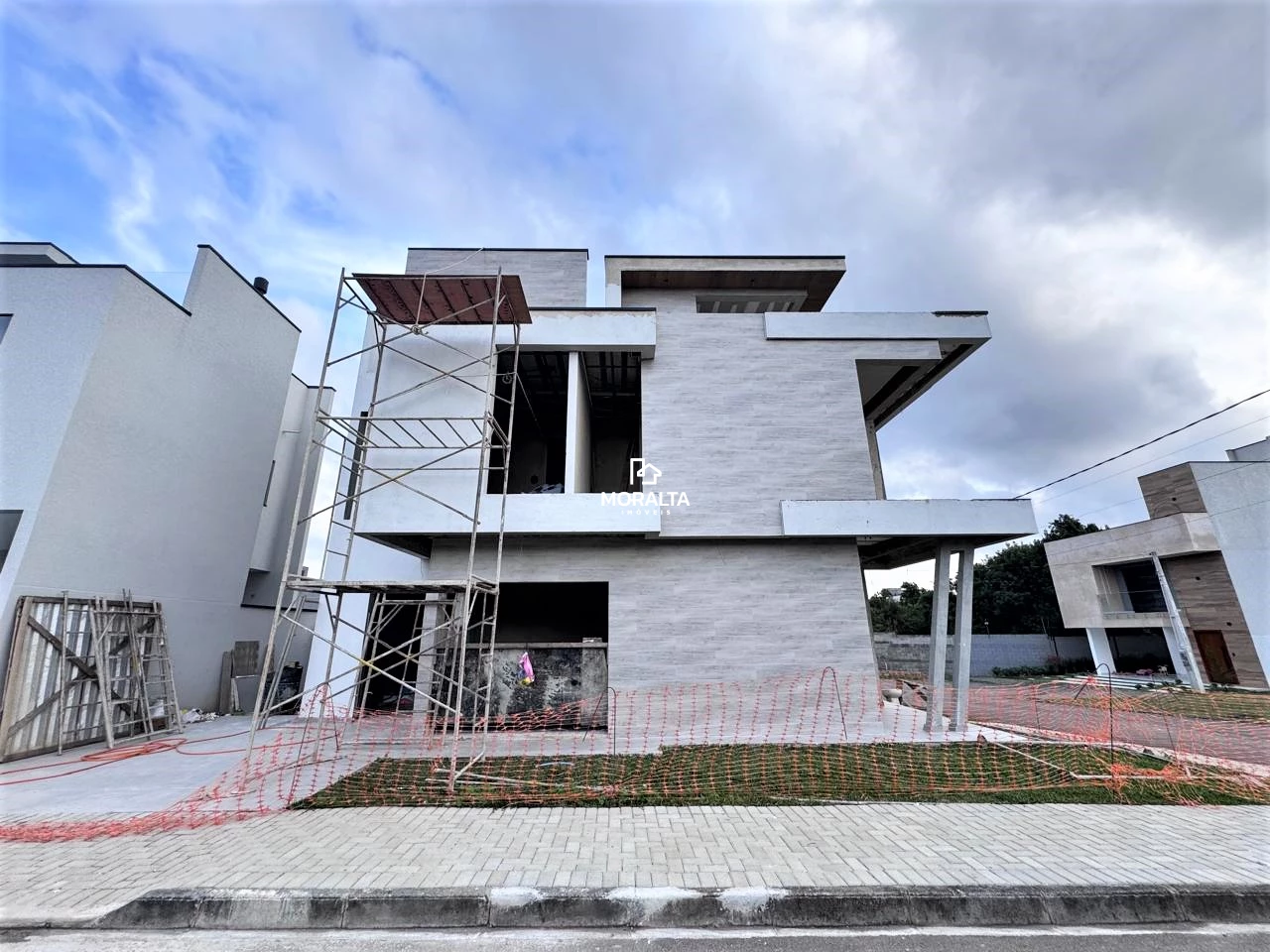 Sobrado em Condomínio Fechado Com 03 Quartos Sendo Uma Suite Master