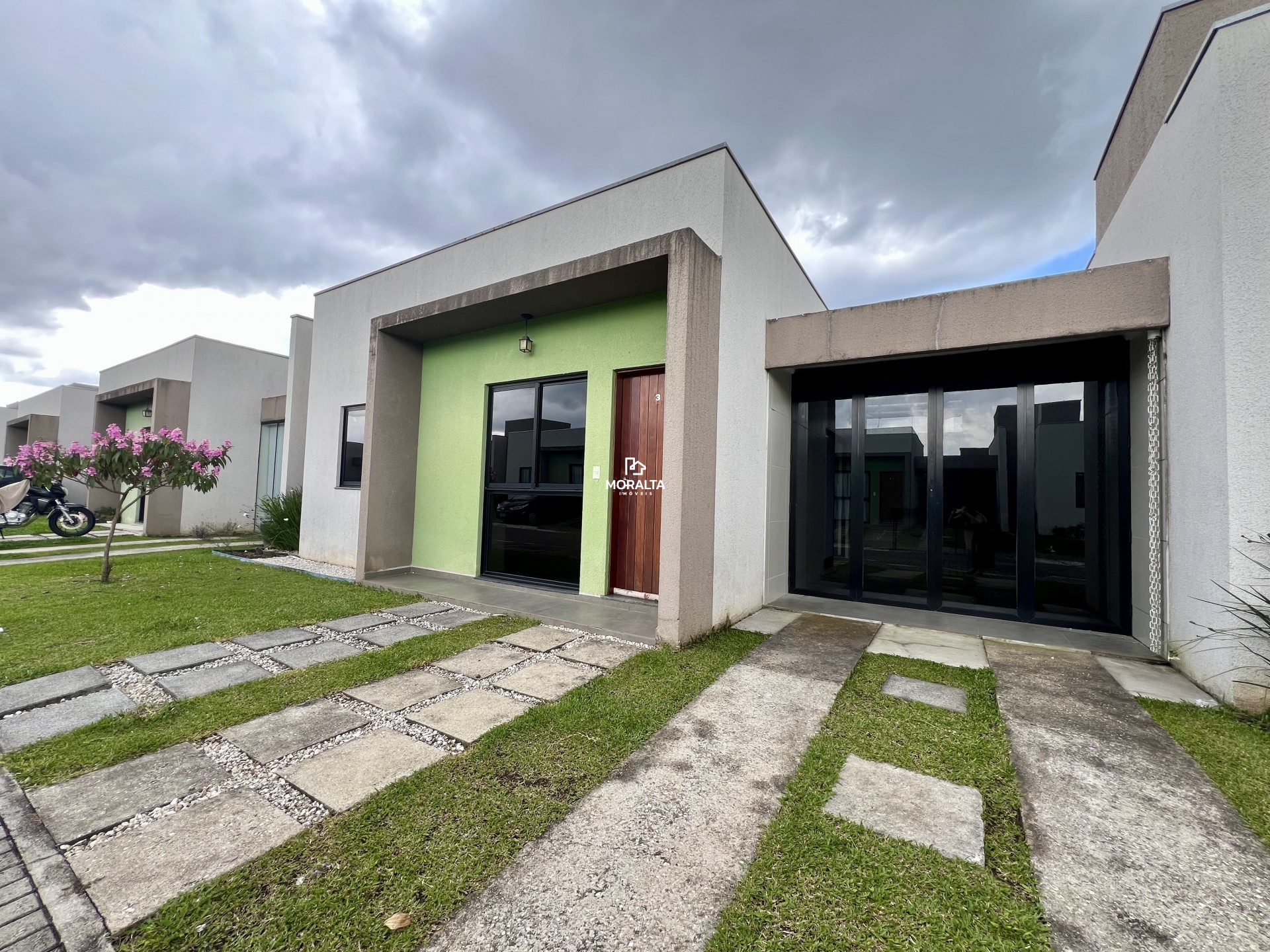 Casa Dentro de Condomínio Fechado Com Três Quartos no Bairro Ipê!