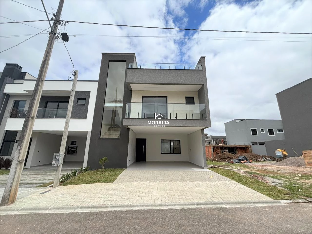 Sobrado à venda 3 quartos 1 suíte com amplo terraço - Bairro Costeira - Condomínio Foggiatto