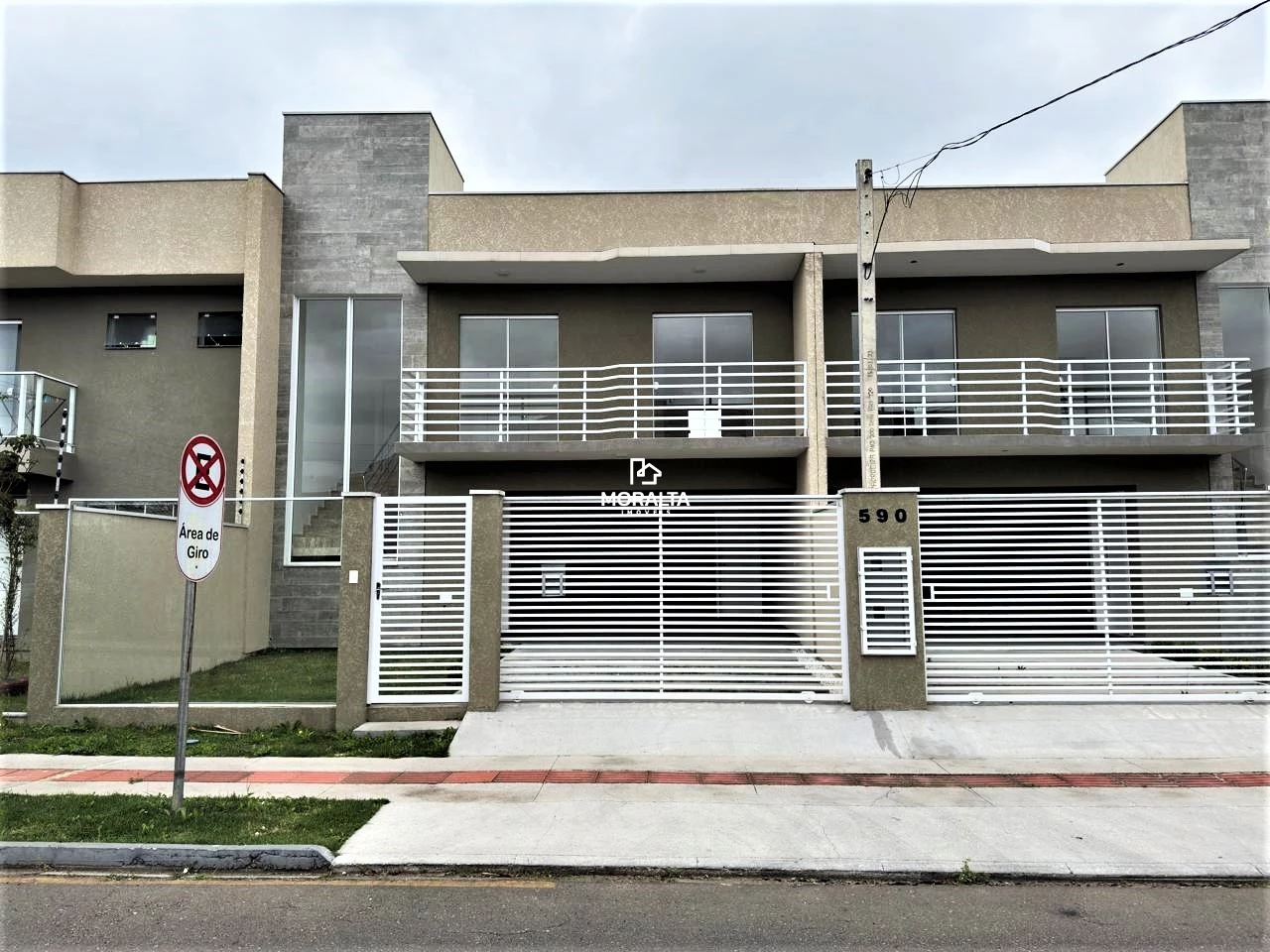 Excelente sobrado na Cidade Jardim, com uma faxada moderna sendo 03 Quartos Com Suite e Closet