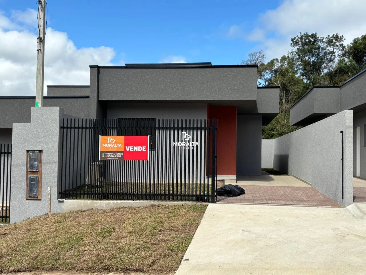Casa Nova á Venda com 3 Quartos sendo uma Suite
