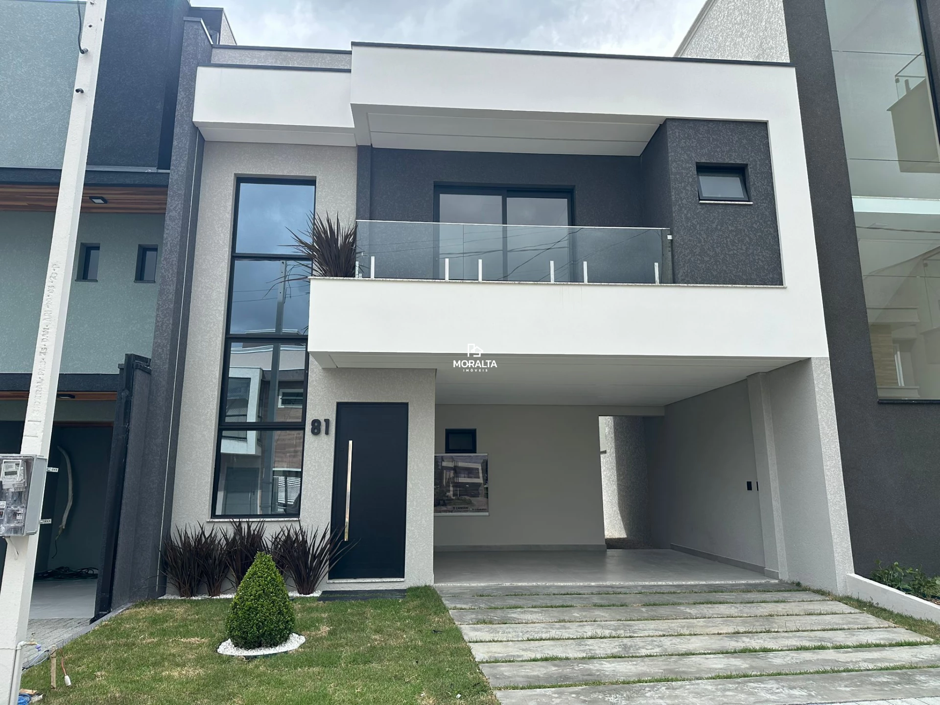 Sobrado em Condomínio Fechado com 03 Quartos, sendo 01 Suíte no Costeira