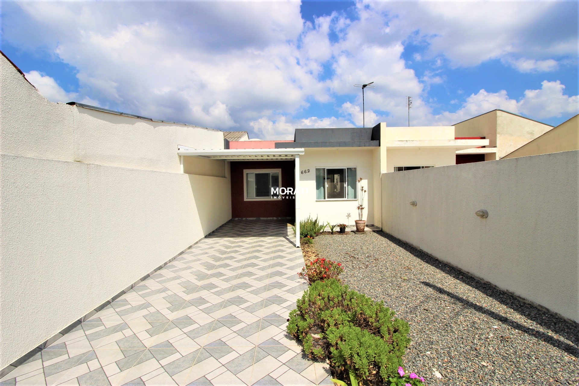 Casa à Venda de 3 Quartos, no Bairro São Marcos.