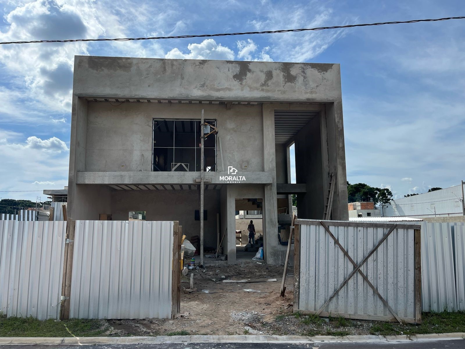 Sobrado com 03 Suítes, sendo 01 Master em Codomínio Fechado no Afonso Pena
