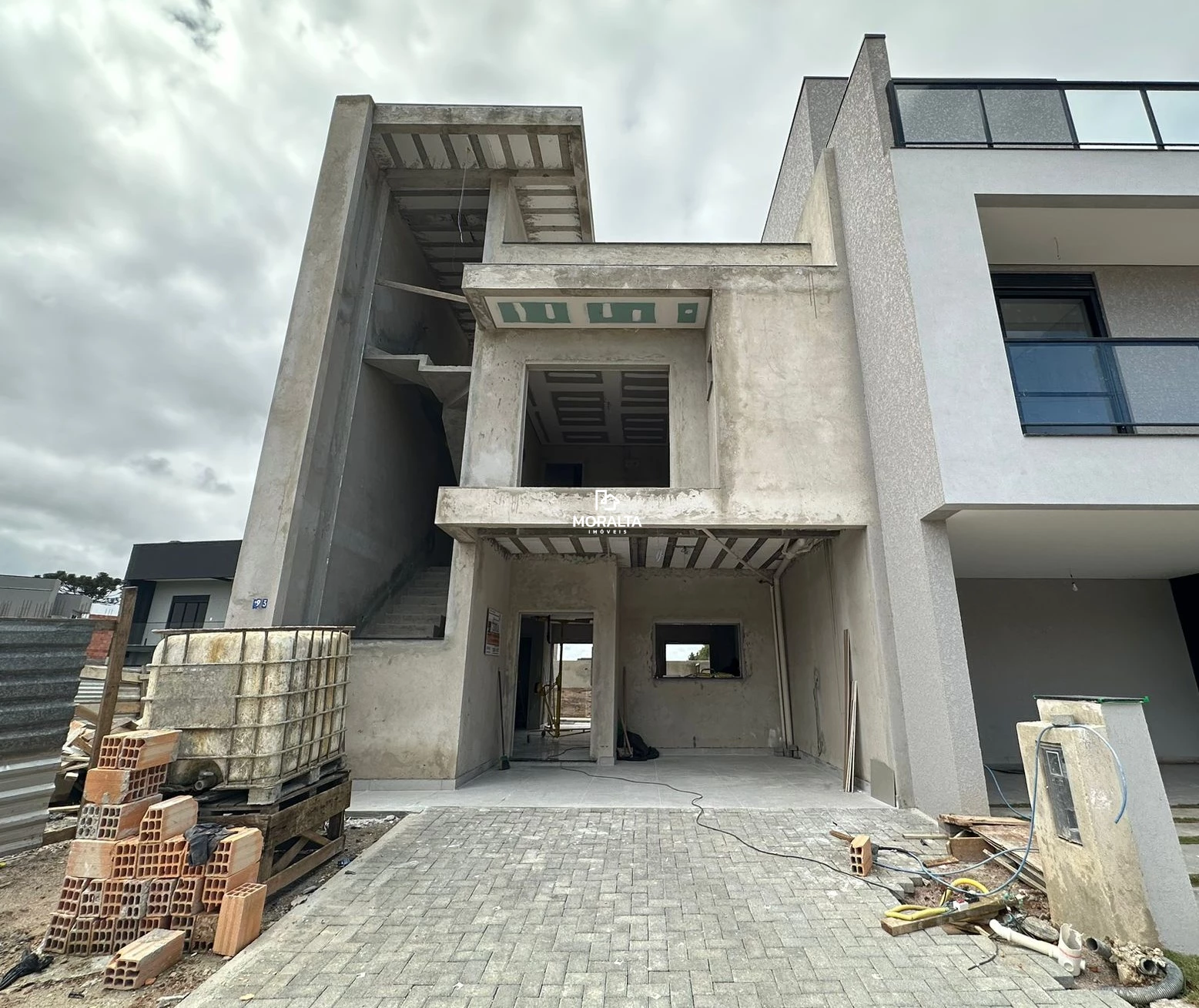 Sobrado 03 Quartos, sendo 01 Suíte 02 Demi-Suítes, com amplo Terraço em Condomínio Fechado no Costeira