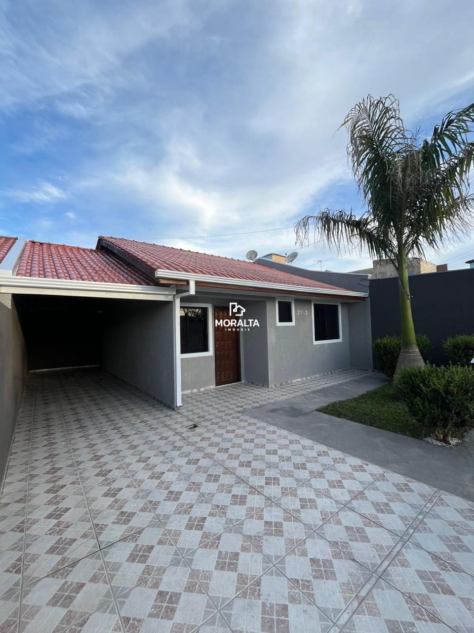 Casa com Dois Quartos e Quintal na Frente!