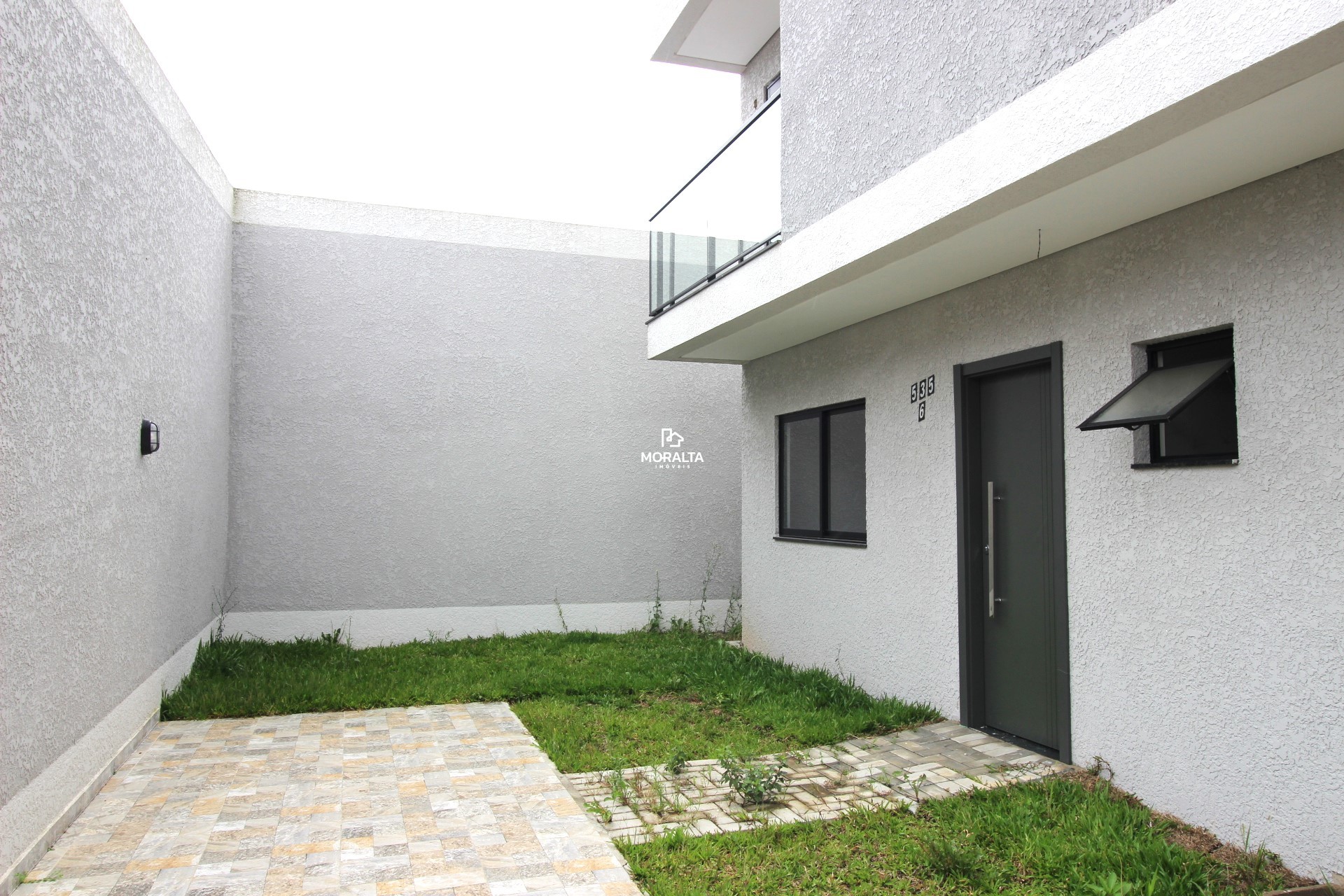 Excelente sobrado com terraço a venda no bairro Boqueirão!