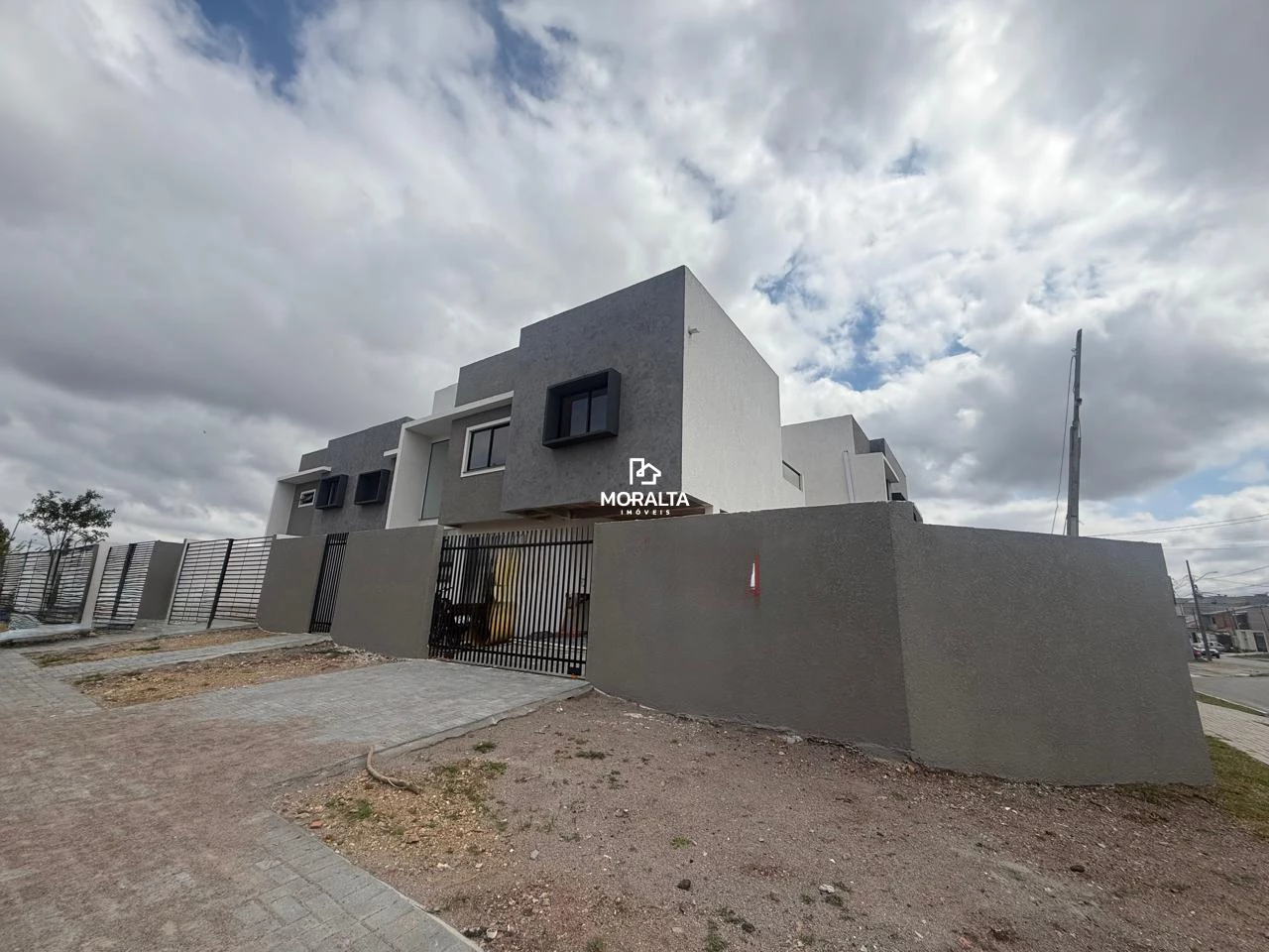 SOBRADO NOVO 03 QUARTOS SENDO UMA SUITE BAIRRO CRUZEIRO