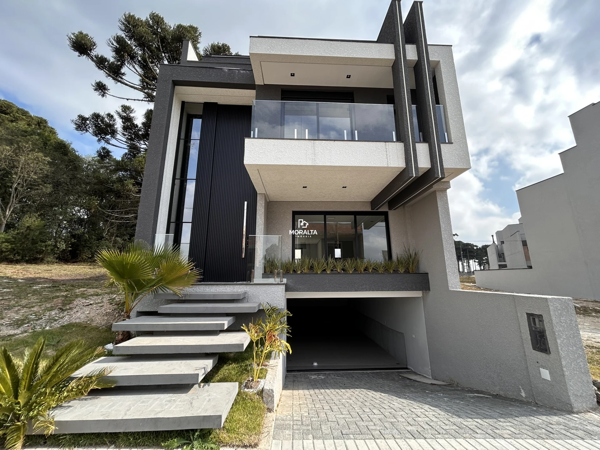 Sobrado Triplex com subsolo - Costeira - São José dos Pinhais/PR