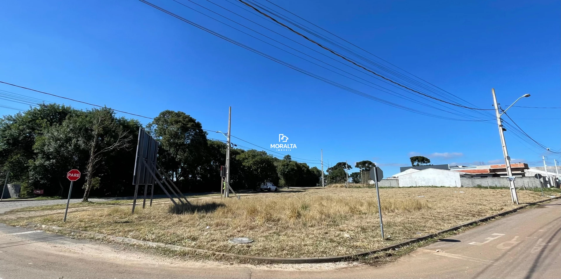 Terreno de esquina localizado no Bairro Costeira